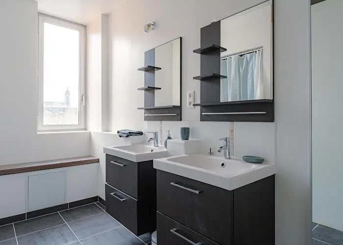 Coeur De #h1 - Privée Dans Partagé - Wifi&netflix - Centre Ville&transports - Machine à Laver Maison d'hôtes Cholet